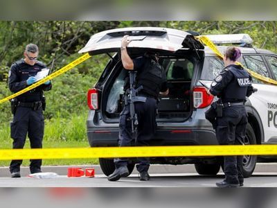 Pellet gun recovered after Toronto police shoot dead man ‘carrying rifle’