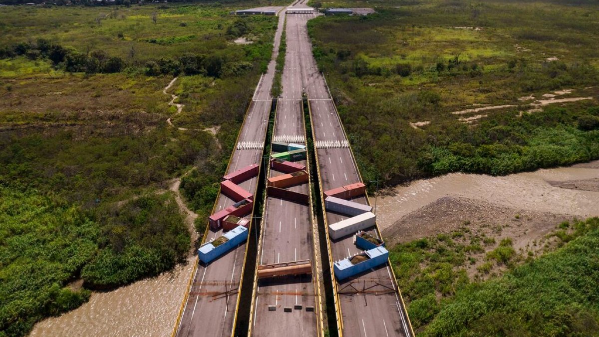 Colombia and Venezuela to reopen shared border to cargo transport