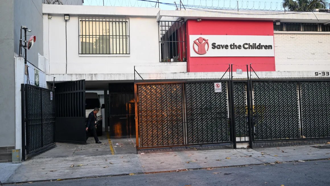 Las autoridades guatemaltecas allanaron las oficinas de Save the Children por presuntos abusos de niños migrantes en refugios de Texas